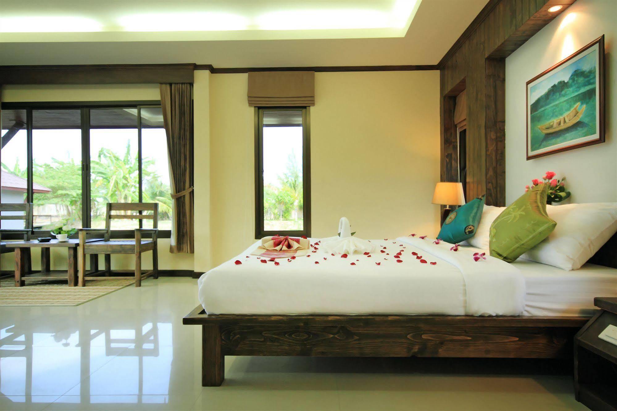 The Villa Laemhin Lagoon Resort Пхукет Экстерьер фото